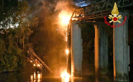 Roma - L'incendio al Ponte di ferro