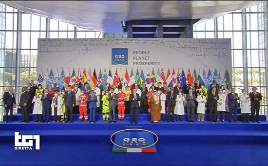 G20 - La foto dei leader con medici e sanitari