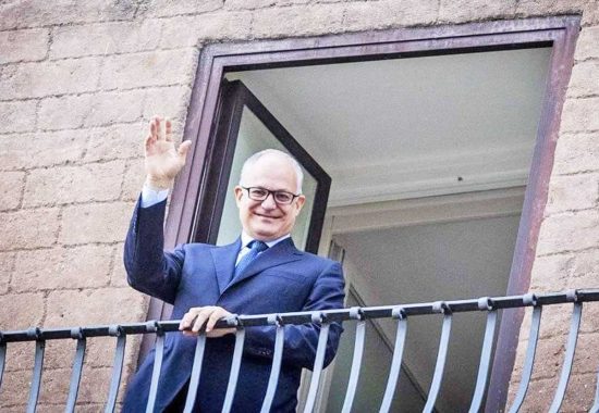 Roma - Roberto Gualtieri affacciato al balcone dello studio del sindaco