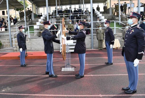 FOTO-4-Passaggio-della-“stecca”-dagli-Allievi-del-Corso-anziano-ai-colleghi-del-XXIII-Corso-“Onore”
