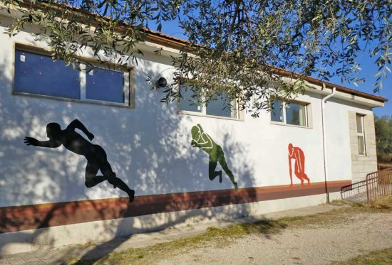 Campo sportivo scolastico - Il murales sulla parete degli spogliatoi