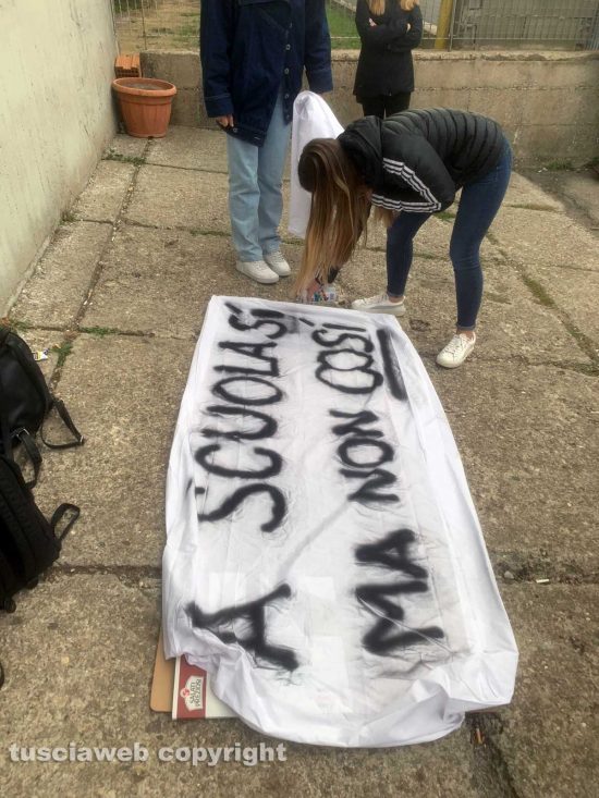 Montefiascone - La protesta degli studenti di fronte all'istituto "Dalla Chiesa"