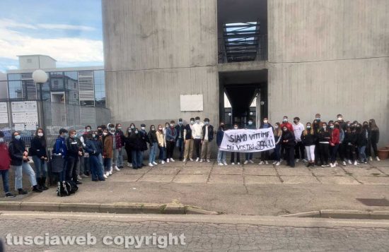 Montefiascone - La protesta degli studenti di fronte all'istituto "Dalla Chiesa"