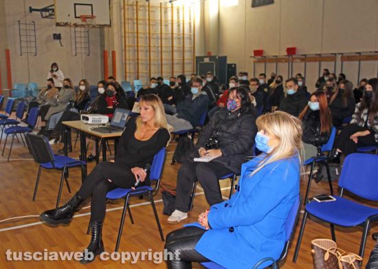 Annalisa Minetti tra gli studenti dell'Orioli