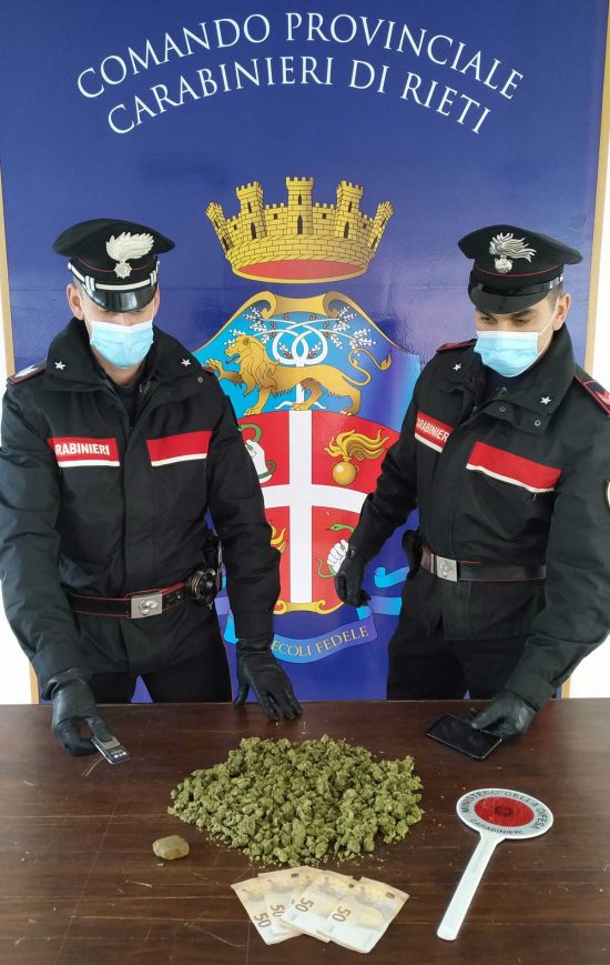 Rieti - La droga e i soldi sequestrati dai carabinieri