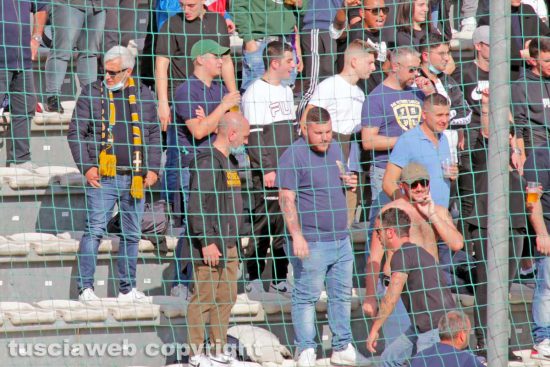 Sport - Calcio - Viterbese - Il presidente Marco Romano in curva con i tifosi
