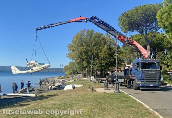 Bolsena - Il recupero del velivolo precipitato nel lago