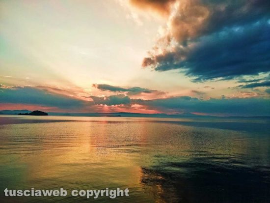 Il lago di Bolsena al tramonto