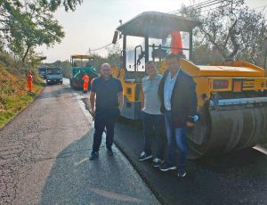 Corchiano - Il consigliere provinciale Maurizio Palozzi e Sante Alibrandi sulla strada provinciale Sant'Eutizio