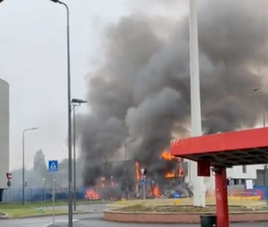 San Donato Milanese - Aereo precipita su un edificio