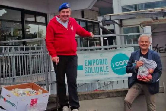 L'Aism consegna i cartoni di mele all'associazione Viterbo con amore 