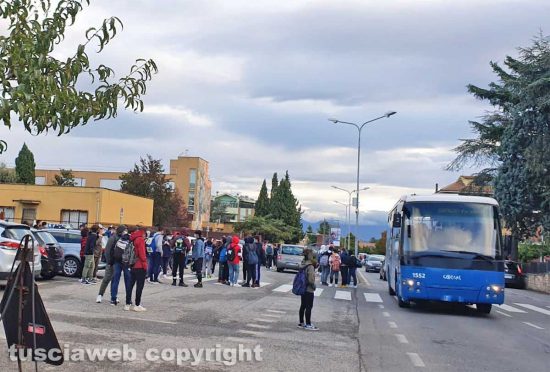 Civita Castellana - La mobilitazione degli studenti del Midossi davanti al deposito Cotral