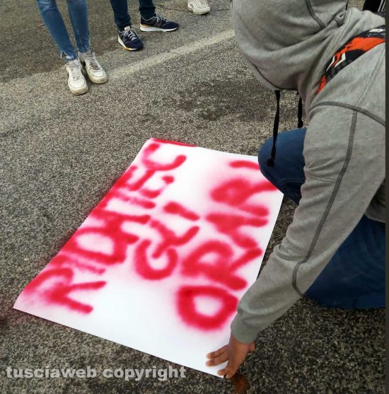 Civita Castellana - La mobilitazione degli studenti del Midossi davanti al deposito Cotral