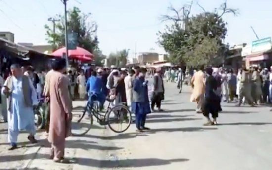 Kunduz - Cittadini per strada dopo l'esplosione alla moschea