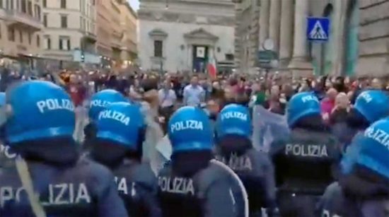 Roma - Gli scontri durante la manifestazione no green pass
