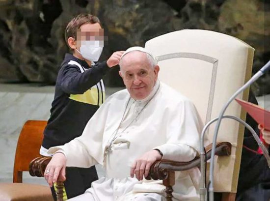 Roma - Bambino si avvicina e si siede acanto al papa
