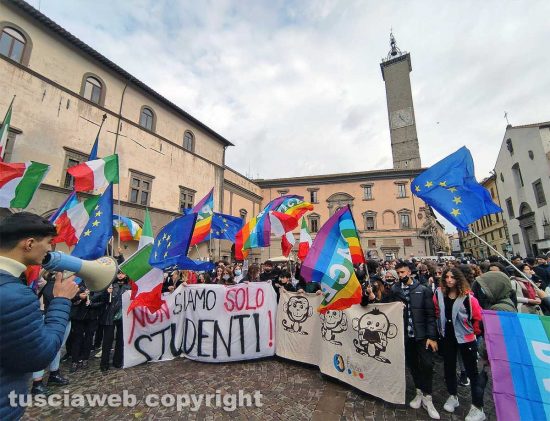 Viterbo - Corteo degli studenti contro orari scaglionati e trasporti