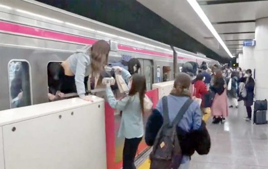 Tokyo - I passeggeri del treno scappano dall'aggressore