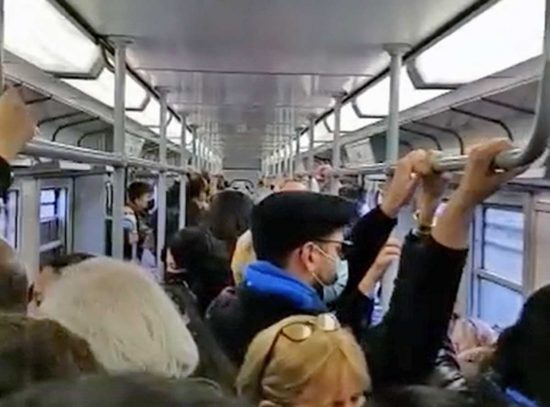 Passeggeri assembrati sulla ferrovia Roma nord