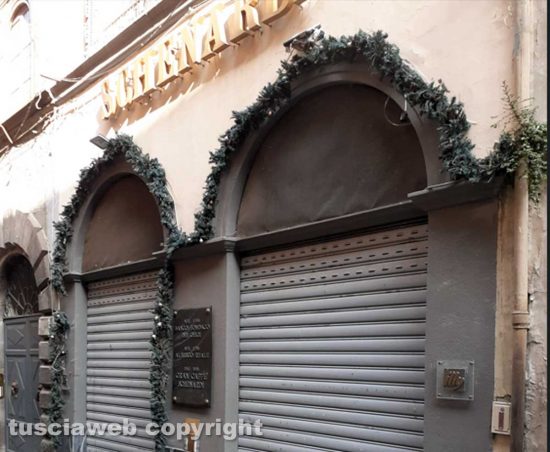 Viterbo - Schenardi chiuso con gli addobbi natalizi montati