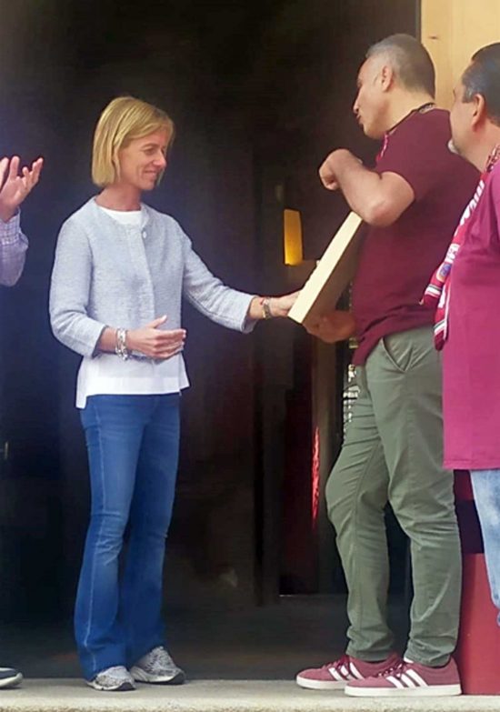 Mario Fabbri consegna la scultura in onore di Emiliano Mondonico alla figlia Clara