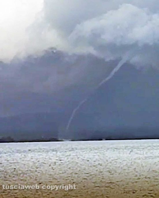Tromba d'aria sul lago di Bolsena