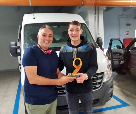 Mario Fabbri consegna la sua scultura ad Andrea Belotti