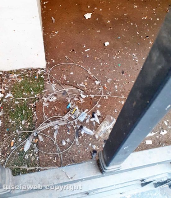 Viterbo - Rifiuti davanti ai negozi chiusi in centro