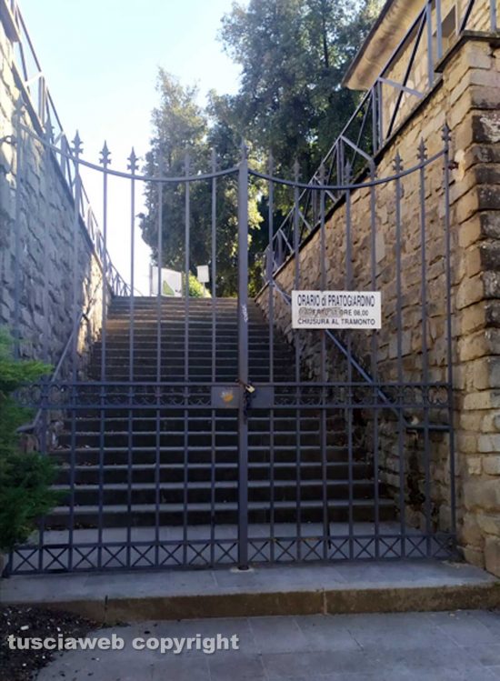 Viterbo - Cancello chiuso a Pratogiardino