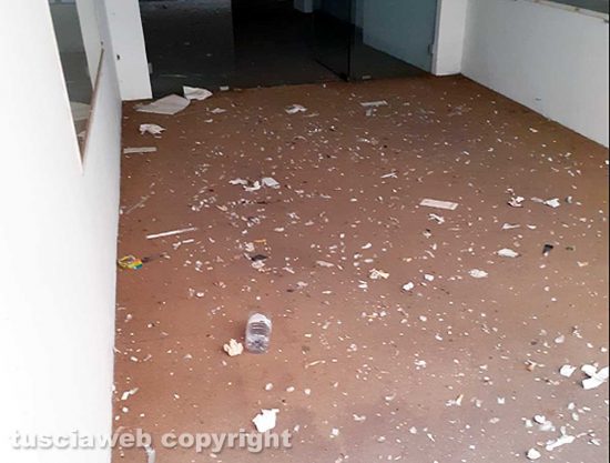 Viterbo - Rifiuti davanti ai negozi chiusi in centro