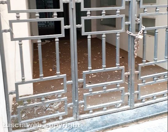 Viterbo - Rifiuti davanti ai negozi chiusi in centro