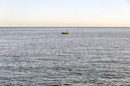Una barca in mezzo al mare