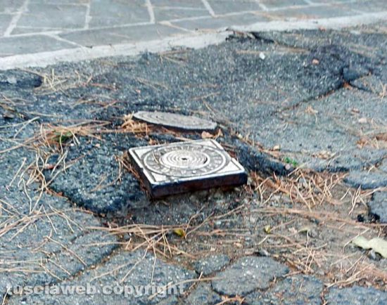 Viterbo - Buche e asfalto dissestato in via del Crocifisso
