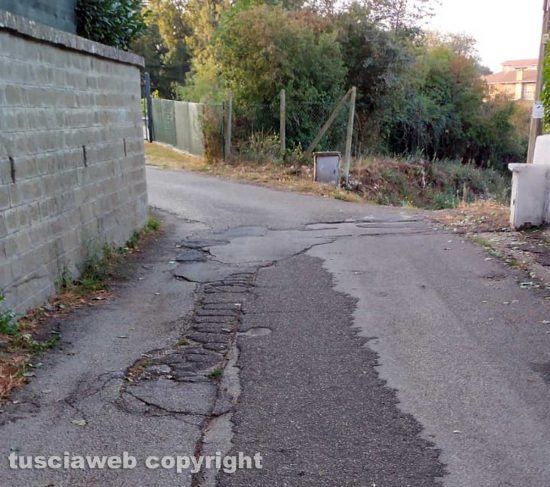 Viterbo - Buche e asfalto dissestato in via del Crocifisso