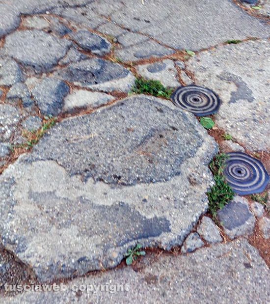 Viterbo - Buche e asfalto dissestato in via del Crocifisso
