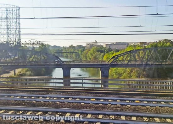 Roma - Ponte di ferro andato a fuoco