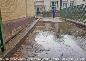 Viterbo - Istituto Canevari - Acqua fuori la scuola