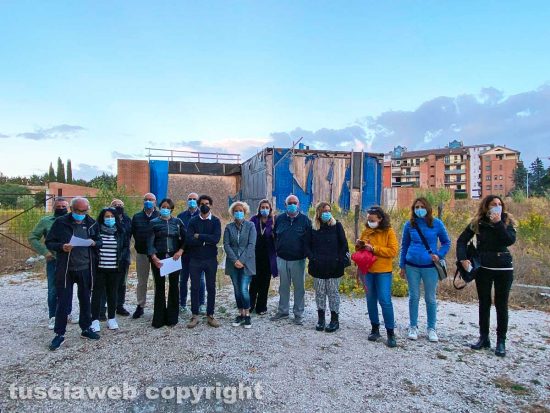 Viterbo - La conferenza stampa davanti alla scuola di santa Barbara