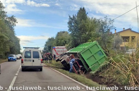 Viterbo - Il camion ribaltato sulla Teverina