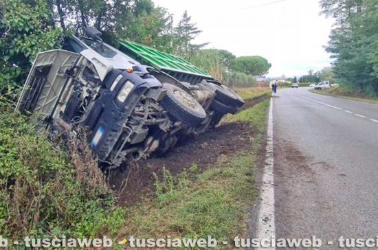 Viterbo – Il camion ribaltato sulla Teverina