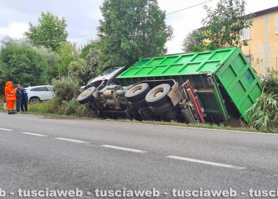 Viterbo – Il camion ribaltato sulla Teverina