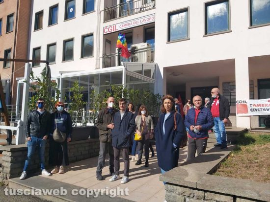 Viterbo - Il presidio sotto la sede della Cgil di via Saragat
