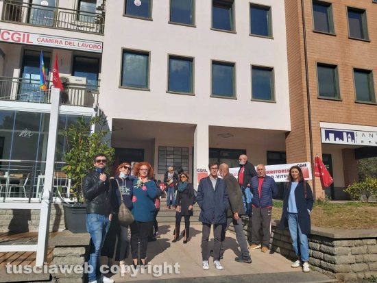 Viterbo - Il presidio sotto la sede della Cgil di via Saragat