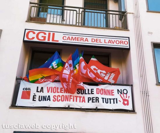 Viterbo - Il presidio sotto la sede della Cgil di via Saragat