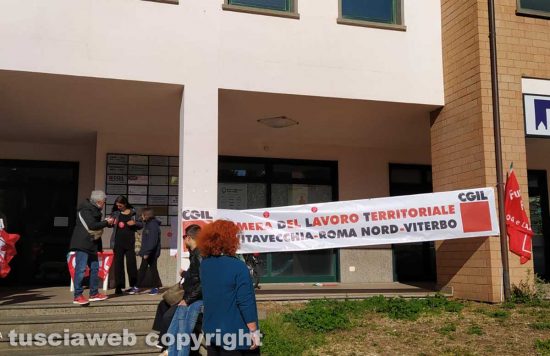 Viterbo - Il presidio sotto la sede della Cgil di via Saragat