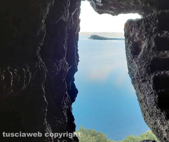 Capodimonte - La colombaia etrusca sul monte Bisenzio