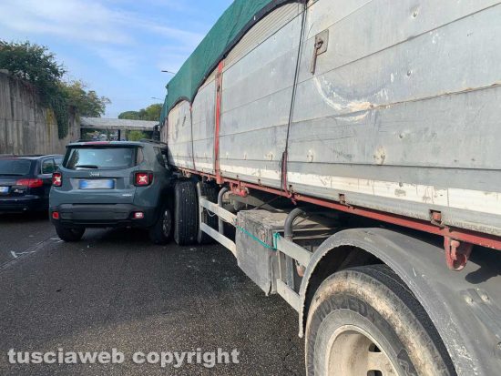 Viterbo - Auto contro camion sul raccordo Almirante