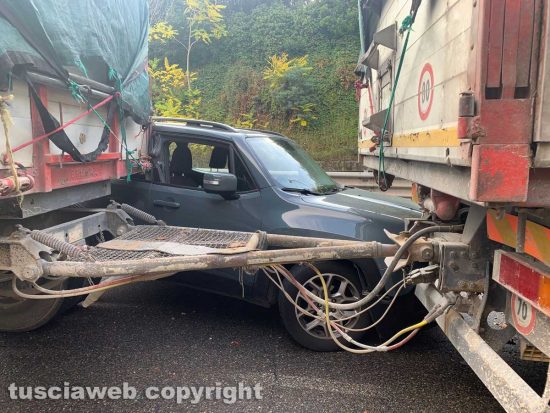 Viterbo - Auto contro camion sul raccordo Almirante