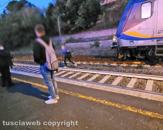 Passeggeri fermi alla stazione di Manziana
