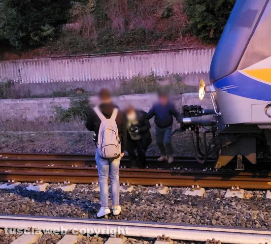 Passeggeri fermi alla stazione di Manziana